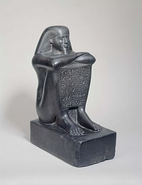 Statue-cube de Padichahédédet Début de la XXVIe dynastie (685-525 avant notre ère) Basalte, 50,5 cm (H),  19 cm (L), 34,7 cm (P) Petit Palais, Musée des Beaux-Arts de la Ville de Paris - en dépôt au Musée du Louvre