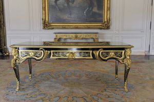 Le bureau plat exécuté par A.C Boulle pour le Prince de Condé, dans le Cabinet d’angle du Château de Chantilly