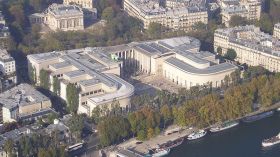 Vue aérienne sur le Palais de Tokyo où le Musée d’art moderne occupe l’aile est (à droite)