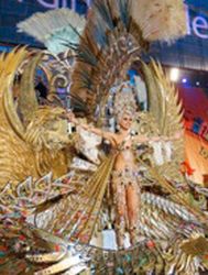 La reine du Carnaval de Tenerife dans sa robe spectaculaire