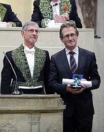 Remise du Prix scientifique de la Fondation Simone et Cino del Duca sur le thème Les machines moléculaires et les nanomachines biologiques à Ben L. Feringa par Daniel Mansu, membre de l’Académie des sciences
