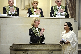 Firdausi Qadri, lauréate du Prix Christophe Mérieux 2012, remis par Pascale Cossart, membre de l’Académie des sciences