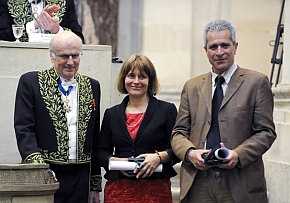 Remise du Prix scientifque de la Fondation NRJ dans le domaine des neurosciences, sur le thème Physiologie et physiopathologie des troubles du sommeil à Isabelle Arnulf et Mehdi Tafti par Jean-François Bach, secrétaire perpétuel de l’Académie des sciences