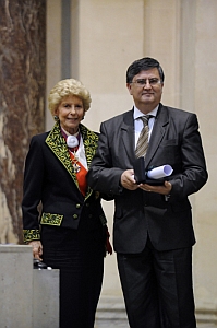 Remise du Prix culturel de la Fondation Louis D. à l’Université de Bucarest, représentée par son recteur, Mircea Dumitru, pour le Centre régional francophone d’études avancées en sciences sociales (CeReFREA), par Hélène Carrère d’Encausse, Secrétaire perpétuel de l’Académie française
