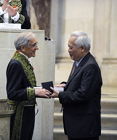 Remise du Prix mondial de la Fondation Simone et Cino del Duca à Trinh Xuan Thuan par Yves Pouliquen, membre de l’Académie nationale de médecine