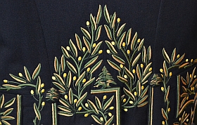 l’habit vert d’Amin Maalouf a été taillé et brodé chez le tailleur Alain Stark. La brodeuse Nicole a ajouté entre les lauriers quelques minuscules cèdres du Liban(détails)