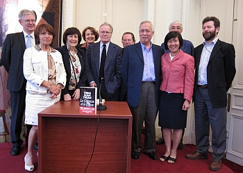 Quelques membres du jury du Prix Louis Pauwels entourant le lauréat et son épouse. De gauche à droite, Jean-Claude Bologne, président de la SGDL, Sylviane Plantelin, Henriette Walter, Hélène Renard, Jean Piat, Jean Miot, président du jury, Henri-Christian Giraud, Dominique Le Brun.