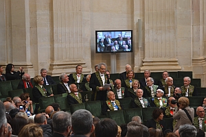 Amin Maalouf prononçant son discours sous la Coupole de l’Institut de France