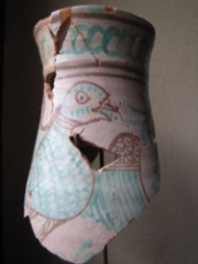 Trésor archéologique de la commanderie d’Avalleur (Aube) Ici, col d’un pichet en faïence italienne (fin XIIIe s.).