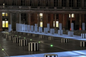 « Les Deux Plateaux », sculpture in situ, Paris, avril 1968. permanente, cour d’honneur du Palais-Royal, Paris,1985-1986.