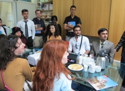 Les étudiants du CAVILAM dans les locaux de Canal Académie