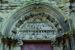 Semur, détail du tympan du portail
