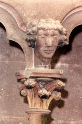 Semur, détail d’une tête de l’abside