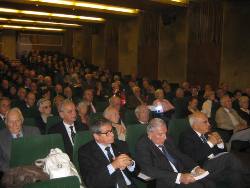 Un auditoire attentif réuni en 2011, à l’Institut de France, pour un colloque à thématique scientifique :"La découverte de la Terre" qui a donné lieu à l’édition d’un livre présentant les actes de ce colloque 2011