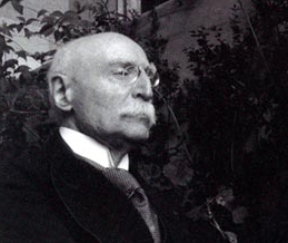 Emile Mâle de l’Académie française (1862-1954) sur la loggia du palais Farnèse (Rome).