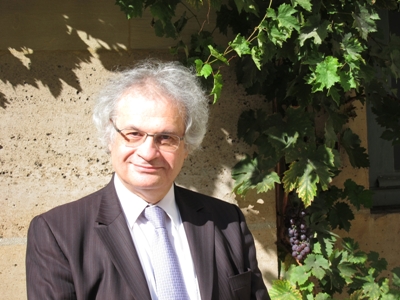 Nous devons à Amin Maalouf des titres à succès tels que Léon l’africain, Les identités meurtrières ou encore Le rocher de Tanios prix Goncourt 1993. Son écriture reste empreinte d’un grand humanisme et d’un certain devoir de mémoire. Il pose ici dans la cour de l’Institut de France à la sortie du studio de Canal Académie