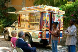 Madame Carrère d’Encausse, Secrétaire perpétuel de l’Académie Française et Monsieur Gabriel de Broglie, Chancelier de l’Institut de France, à Port-au-Prince, en Haïti du 5 au 8 septembre 2012, pour visiter les programmes de reconstruction mis en œuvre par l’association : Bibliothèques Sans Frontières