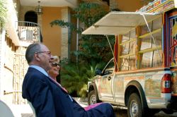 Présentation du bibliotaptap à M. de Broglie et Mme Carrère d’Encausse. – à Port-au-Prince.