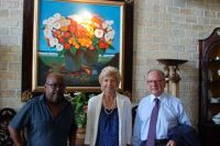 Mme Carrère d’Encausse et M. de Broglie aux côtés de l’écrivain haïtien Lyonel Trouillot – à Port-au-Prince