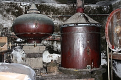 Ancien Alambic charentais servant à la distillation du Cognac, utilisé jusqu’en 1979 dans une exploitation viticole à Cherves de Cognac, Charente, Poitou-Charentes, France.