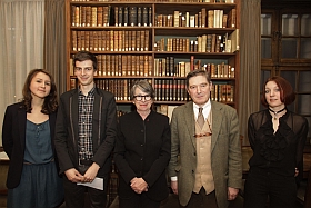 Le directeur de l’École, la présidente de la Société de l’École des chartes, avec les lauréats des prix de la meilleure thèse et de la meilleure thèse en histoire de l’art (2012).