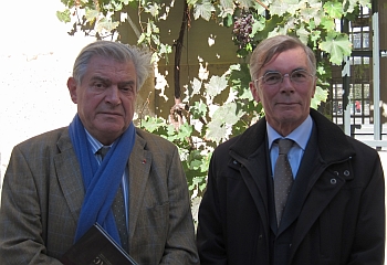 Bernard Esambert et Jean-Michel Treille dans la Cour d’Honneur de l’Institut de France