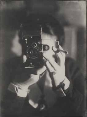Germaine Krull, Selbstporträt mit Ikarette, <link:Autoportrait avec Ikarette>, 1925 Épreuve gélatino-argentique 23,6 × 17,5 cm© Photo Georges Meguerditchian - Centre Pompidou, MNAM-CCI