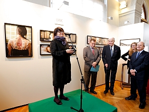 La photographe Françoise Huguier au centre, lors du Prix de Photographie Marc Ladreit de Lacharrière-Académie des beaux-arts 2012, Pavillon Comtesse de Caen-Institut de France, 30 octobre 2012, Photographie : Thomas Raffoux
