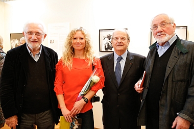 Lucien Clergue, Khatarine Cooper (lauréate 2012), Marc Ladreit de Lacharrière, Jean Cardot, lors du Prix de Photographie Marc Ladreit de Lacharrière-Académie des beaux-arts 2012 , Pavillon Comtesse de Caen-Institut de France, 30 octobre 2012, Photographie : Thomas Raffoux
