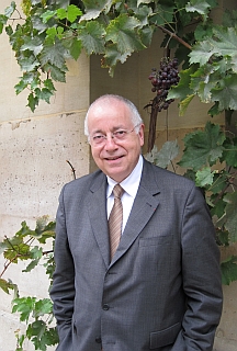 Jean-Robert Pitte, de l’Académie des sciences morales et politiques dans la Cour d’honneur de l’Institut de France