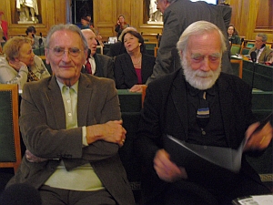 François-Bernard Mâche de l’Académie des beaux-arts, 28 novembre 2012, Grande salle des séances de l’Institut de France, "Une journée à l’Académie des beaux-arts", à gauche du peintre Pierre Carron de l’Académie des beaux-arts