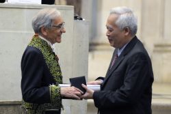 Remise du Prix mondial de la Fondation Simone et Cino del Duca à Trinh Xuan Thuan par Yves Pouliquen
