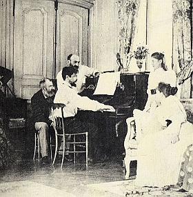 Claude Debussy au piano dans la propriété d’Ernest Chausson à Luzancy, août 1893. Anonyme. Paris, musée d’Orsay.
