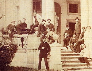Debussy à la Villa Médicis à Rome en 1885. Le compositeur est en haut au centre, en veste blanche.