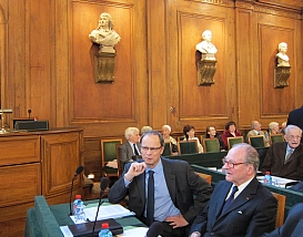 Jean Tirole (à gauche) et le Chancelier Gabriel de Broglie en salle des séances à l’Institut de France