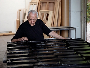 Pierre Soulages dans son atelier à Sète ©Adagp 2012. Photo V. Cunillère