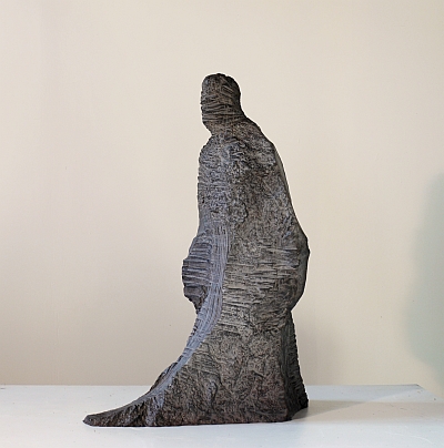 Jean Anguera, "La terre renversée - l’homme jusqu’à la plaine" 2012 résine polyester chargée de cendre et sable, patine résine acrylique, dimensions hauteur 102 cm x largeur 38 cm x profondeur75 cm