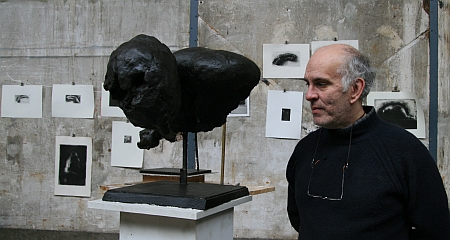 Pierre-Edouard dans son atelier le 13 mars 2010, devant l’une de ses sculptures et ses gravures.