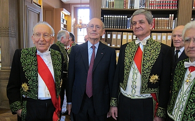 Stephen Breyer et ses confrères,  membres de l’Académie des sciences morales et politiques, 8 avril 2013 Bibliothèque de l’Institut de France, Installation sous la Coupole du Juge à la Cour suprême américaine Stephen Breyer