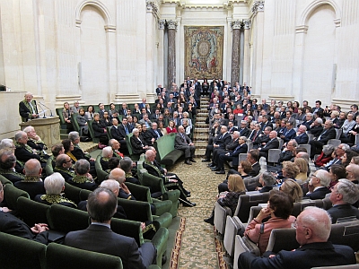 L’académicien Gilbert Guillaume devant les invités et les membres de l’Académie des sciences morales et politiques, 8 avril 2013, Installation sous la Coupole du Juge à la Cour suprême américaine Stephen Breyer