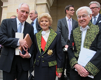 Séance solennelle des Grands Prix des Fondations de l’Institut de France, Hélène Carrère d’Encausse, de l’Académie française, Secrétaire perpétuel de l’Académie française, Jean-Marie Dentzer, président de l’Institut et membre de l’Académie des inscriptions et belles-lettres, Professeur Robert Darnton, Directeur de la Harvard University Library, lauréat du Prix mondial 2013 de la Fondation Simone et Cino Del Duca ;  5 juin 2013